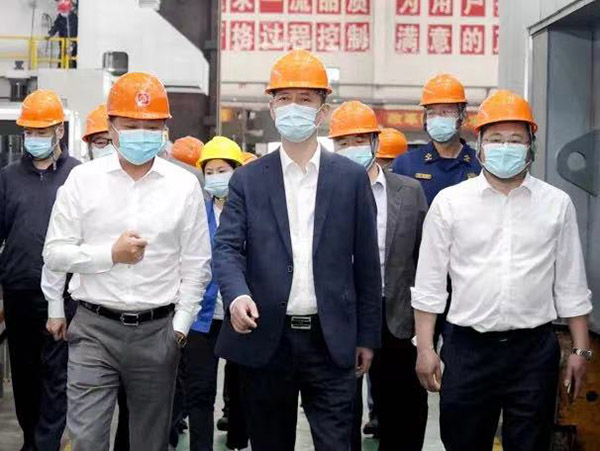 市政府黨組成員、新區(qū)黨工委副書記錢洪文蒞臨我司考察指導(dǎo).jpg